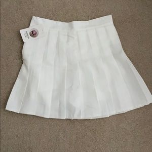 Trendy white pleated skirt